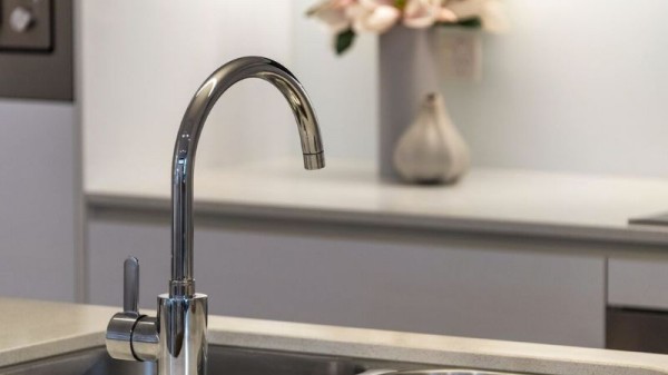 Trucos para desatascar el fregadero (3 soluciones sencillas y económicas)