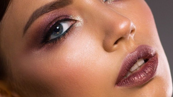 Resalta tu rostro aplicando iluminador para graduaciones, bautizos y comuniones