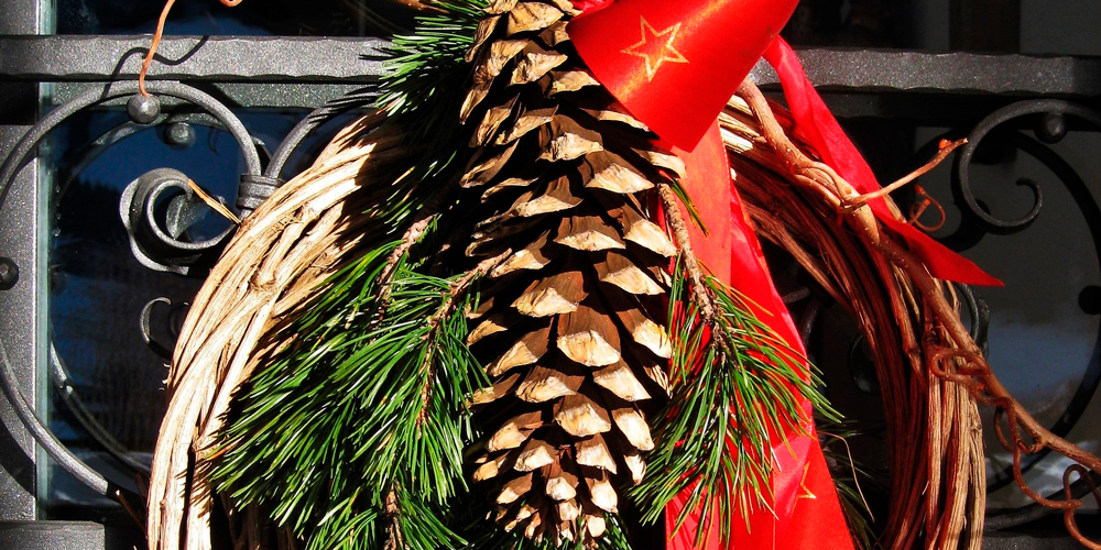 Puerta de Navidad decorada con una corona