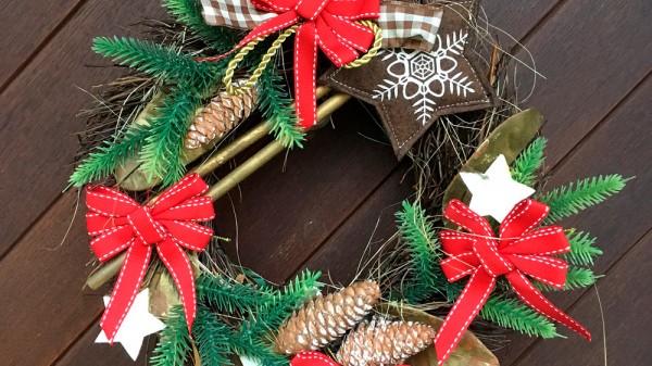 Ideas originales de puertas decoradas de Navidad. Adornos navideños