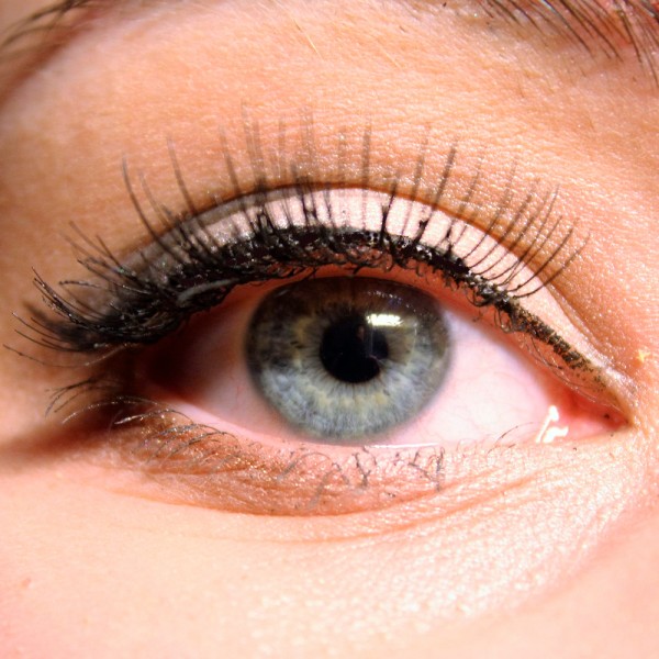 Cómo colocar unas pestañas magnéticas paso a paso. Trucos de belleza