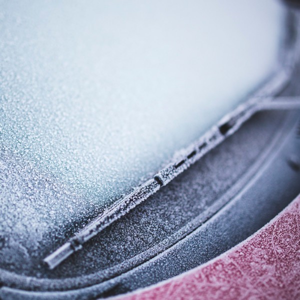 Cómo quitar el hielo del parabrisas del coche sin peligro de roturas