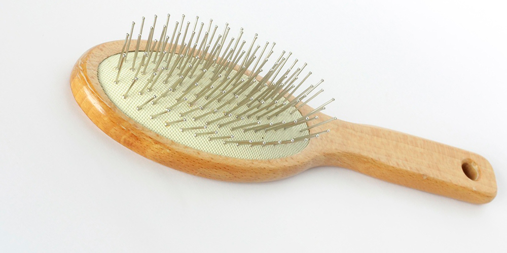 limpiar cepillos de madera para el cabello