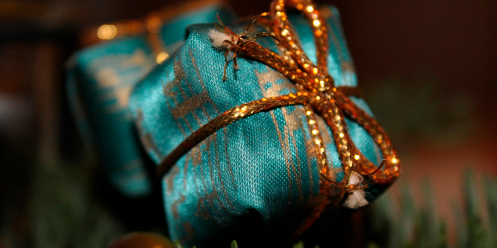 envolver regalos con telas o retales