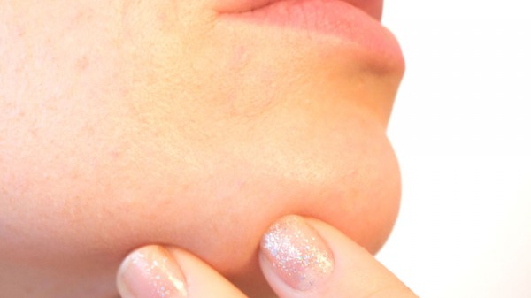 Vello en la barbilla en mujeres. Por qué de repente aparecen pelos en la cara.